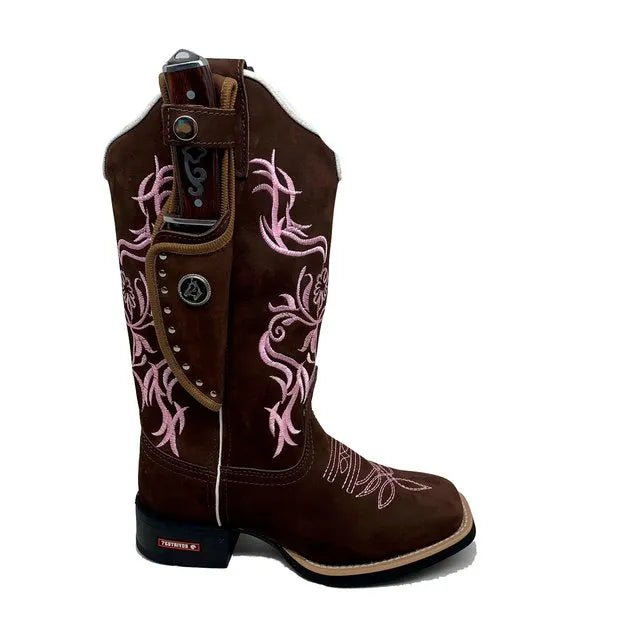BotaFaca Primavera
- Couro Nobuck Chocolate | Bordado Rosa Claro - Imagem 2