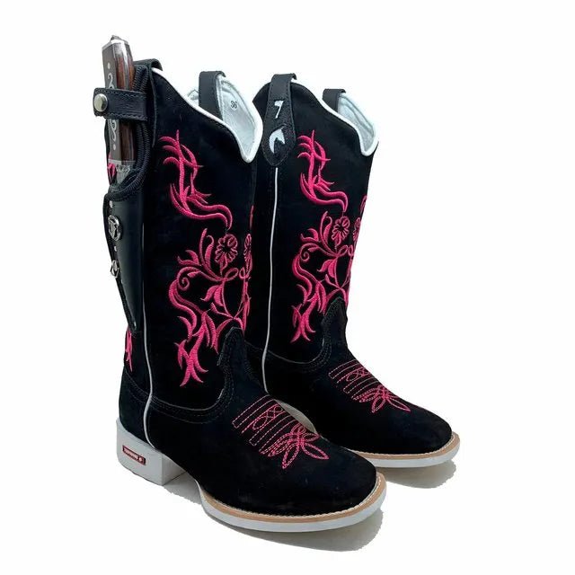 BotaFaca Primavera
- Couro Nobuck Preto | Bordado Rosa | Solado Branco
