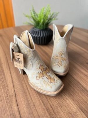 Botina Cano Médio Michele com Kit Canivete - Couro Off-White/ Bordado Cruz Marrom e Bege