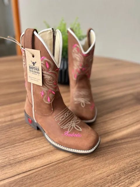 Texana Ágata Infantil - Couro Horse Nescau/Bordado Ramos Rosa - Imagem 2