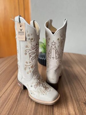 Texana Rita - Couro Off-White/Bordado Cavalo e Padroeira com metais