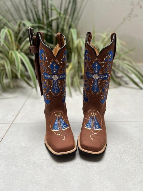 KIT TEXANA BORDADO CRUZ E NOSSA SENHORA AZUL COM METAIS COURO MARROM + BAINHA + FACA - Imagem 3