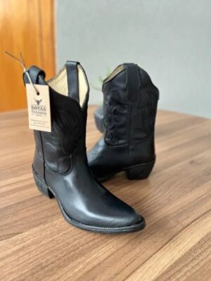 Texana Jhenifer Bico Fino (Capota) - Couro Látego Preto/Bordados Ramos Preto