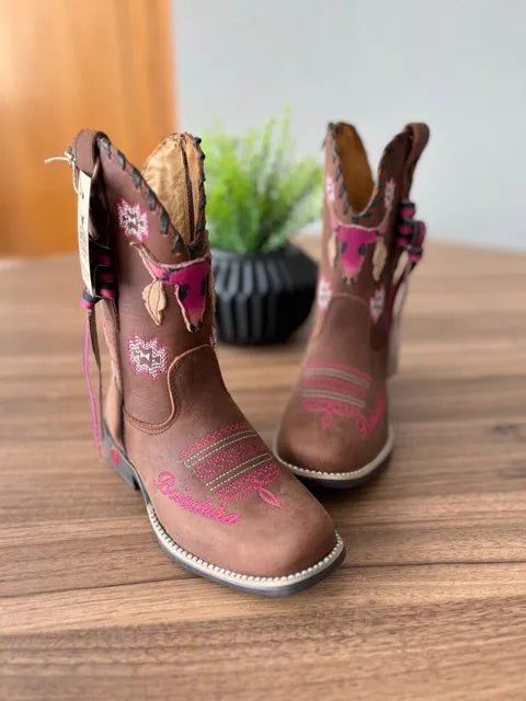 Texana Helena Infantil - Couro Horse Nescau/Bordado Touro 3D Rosa - Imagem 2