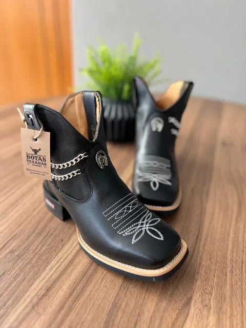 Botina Cano Médio Marcela - Couro Látego Preto/Com Correntes - Imagem 2