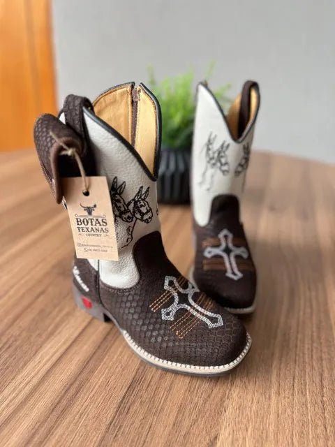 Texana Enzo Infantil com Kit Canivete - Couro Off-White e Tilápia Marrom/Bordado Mulas Preto e Cruz Branca - Imagem 2
