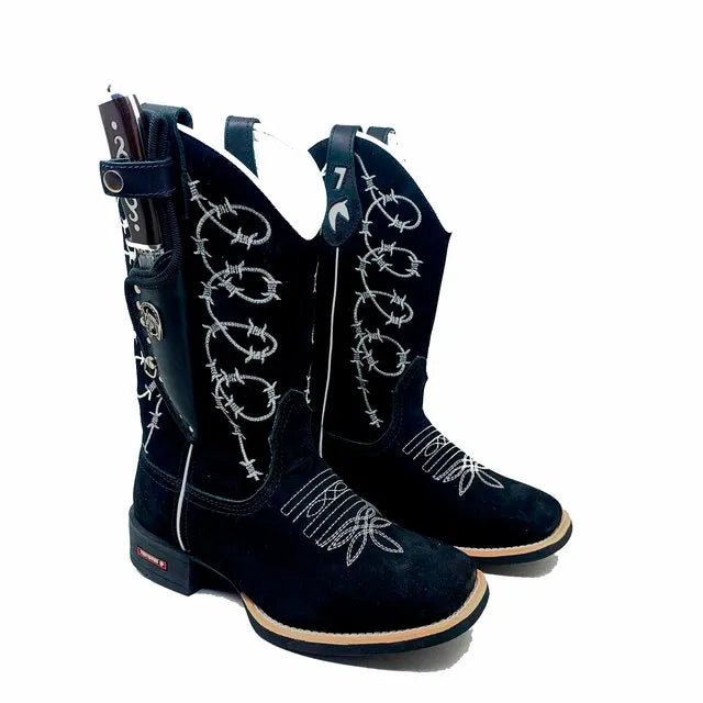BotaFaca Aramada
- Couro Nobuck Preto | Bordado Branco