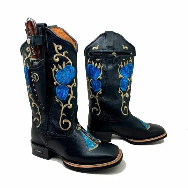 BotaFaca Padroeira Flor
- Couro Látego Preto | Bordados Azul e Bege
