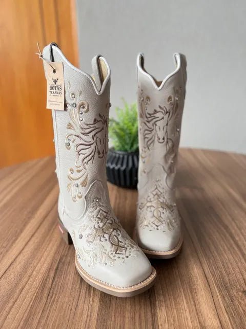 Texana Rita - Couro Off-White/Bordado Cavalo e Padroeira com metais - Imagem 3