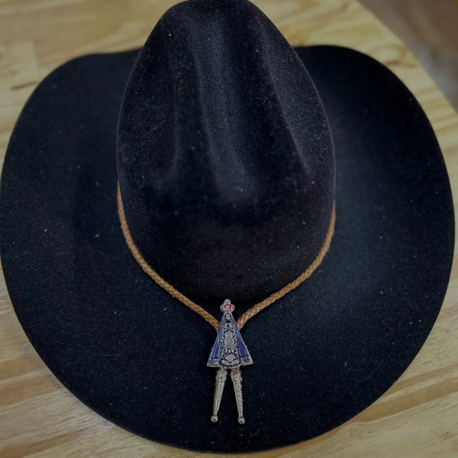 GRAVATA COUNTRY - CORDÃO PRETO PINGENTE PADROEIRA - Imagem 2