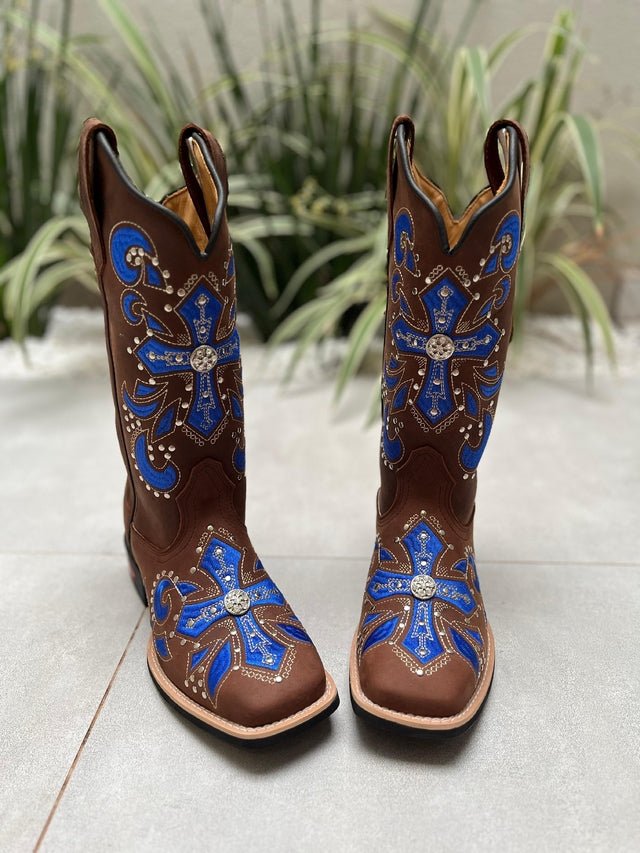 BOTA TEXANA BORDADO CRUZ BRIDÃO AZUL COM METAIS COURO MARROM - Imagem 2