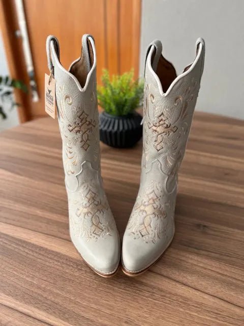Texana Isabela Bico Fino - Couro Off-White/Bordado Cruz Marrom e Bege - Imagem 2