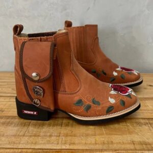 BotinaCanivete Amanda
                                    - Couro Crazy Horse Telha | Bordado Flores