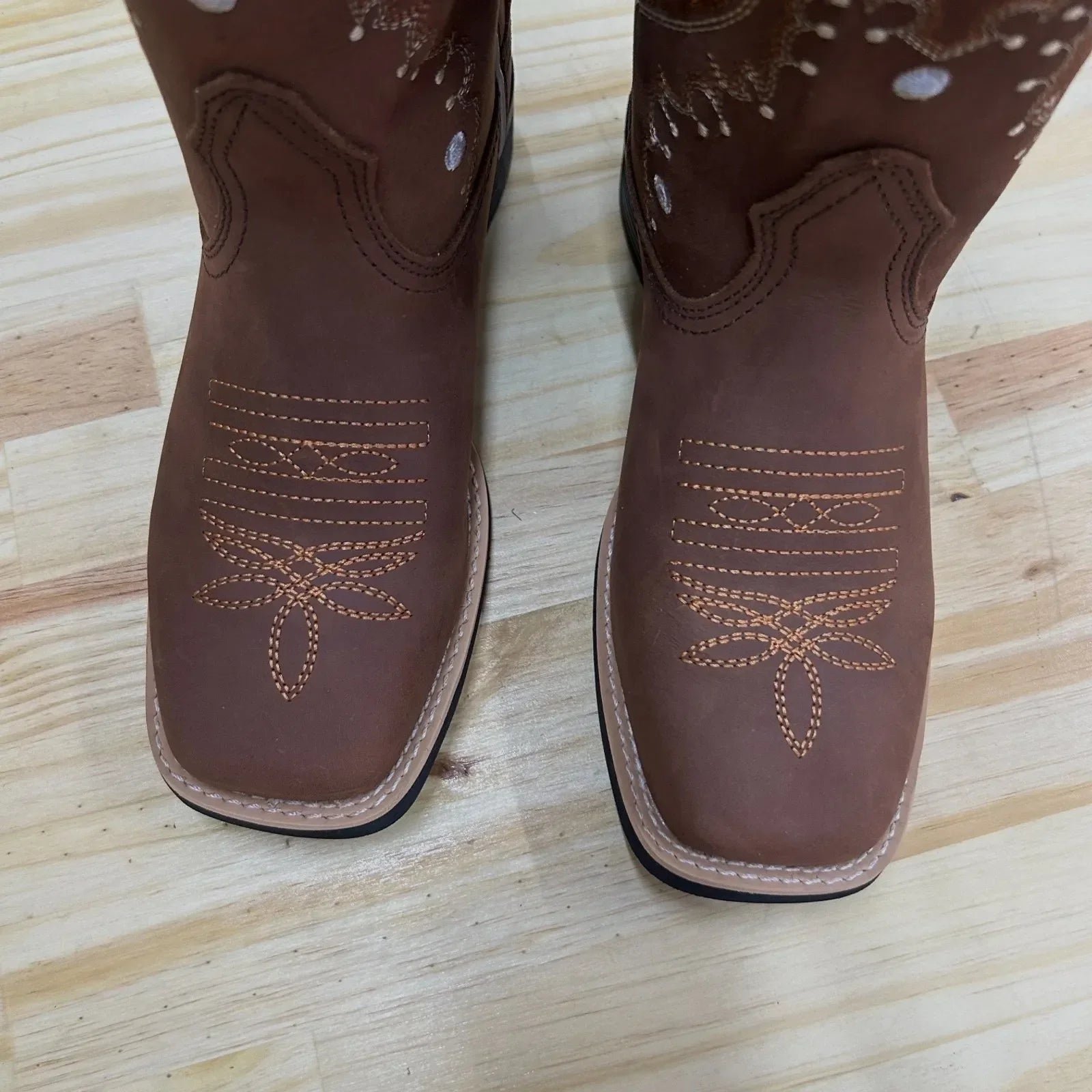 BOTA TEXANA - COURO HORSE NESCAU BORDADO MEIA FLORÊNCIA FERRUGEM - Imagem 4