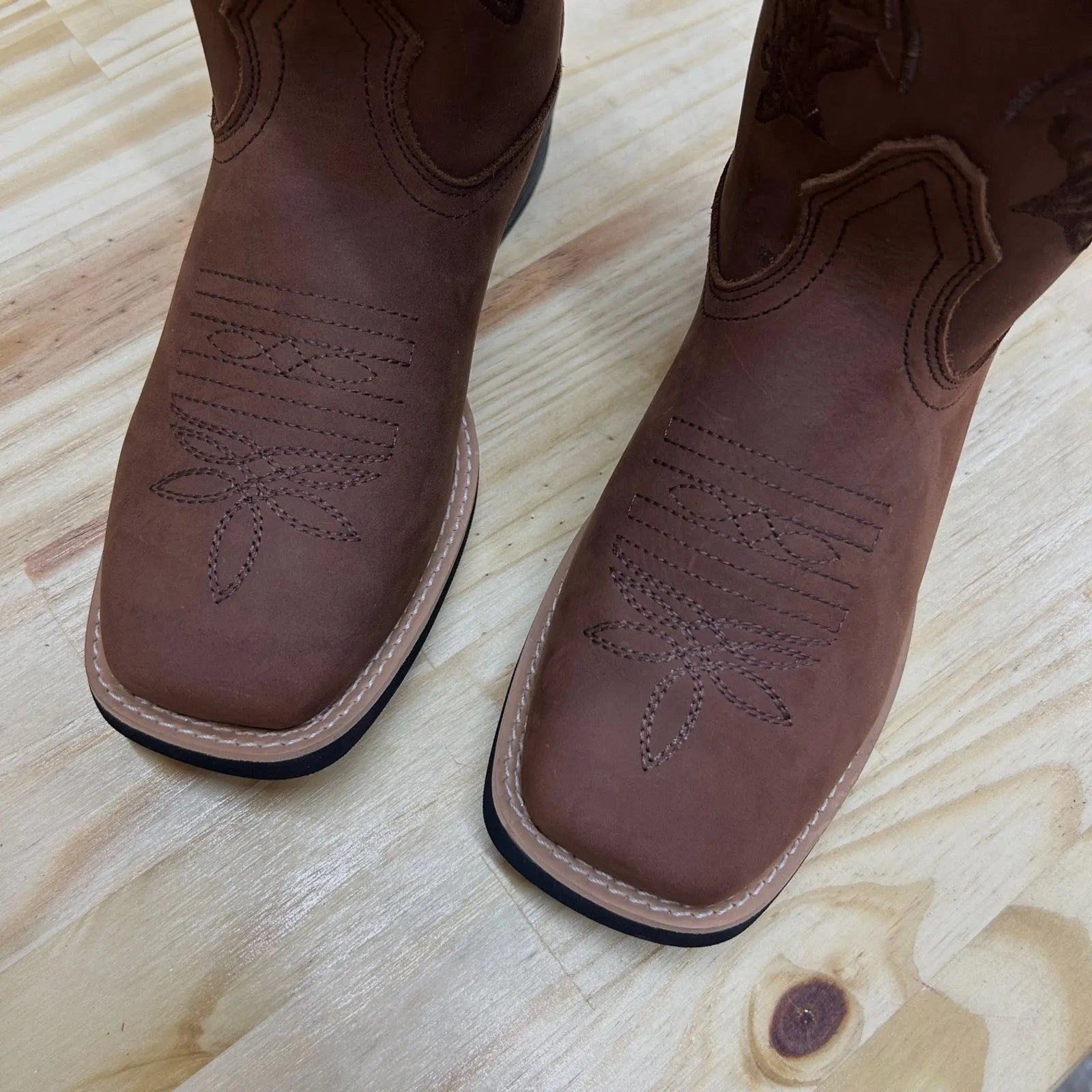 BOTA TEXANA - COURO HORSE NESCAU BORDADO RAMOS + FLORÃO MARROM - Imagem 2
