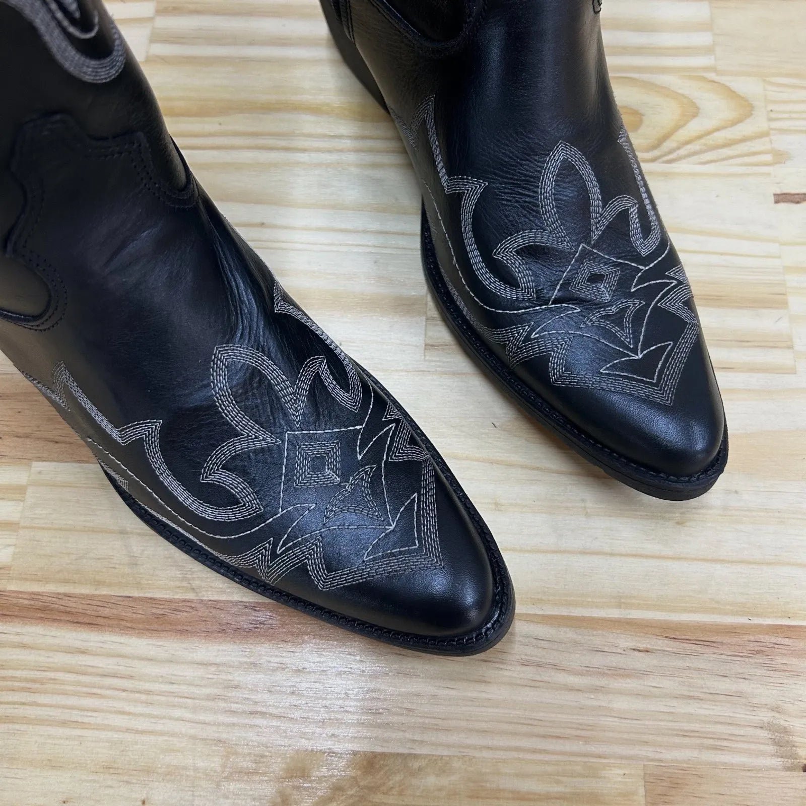 Texana Capota Asas - Couro Látego Preto | Bordado Branco - Imagem 2