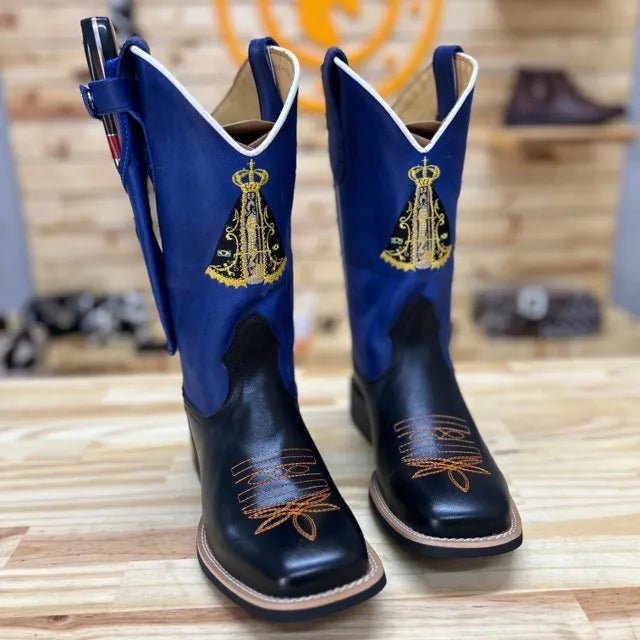 BotaFaca Padroeira
- Couro Cano Fóssil Azul Bic | Couro Gáspea Látego Preto | Bordado Nossa Senhora Tradicional e Terço - Imagem 3