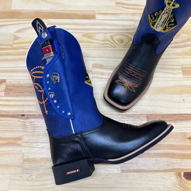 BotaFaca Padroeira
- Couro Cano Fóssil Azul Bic | Couro Gáspea Látego Preto | Bordado Nossa Senhora Tradicional e Terço - Imagem 2