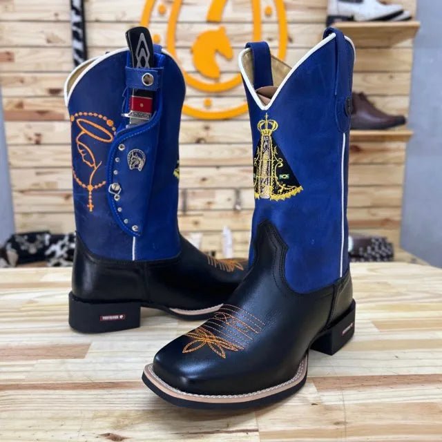 BotaFaca Padroeira
- Couro Cano Fóssil Azul Bic | Couro Gáspea Látego Preto | Bordado Nossa Senhora Tradicional e Terço