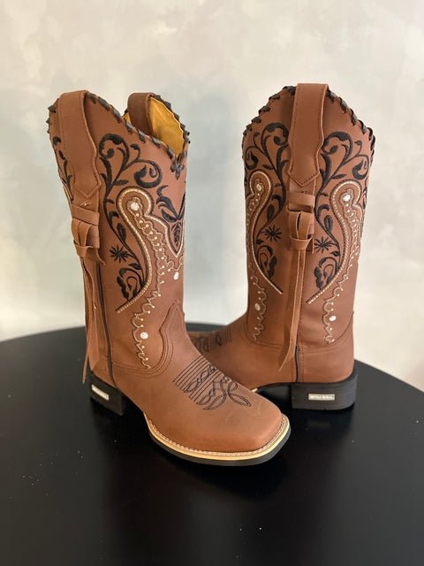 BOTA TEXANA TRIBAL E FLORÃO PRETO COURO MARROM COM TRICÊ E TIRINHAS