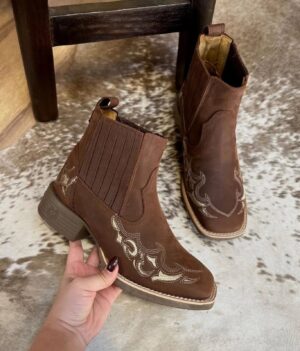 Botina Larissa - Couro Crazy Horse Nescau | Bordados Bege
